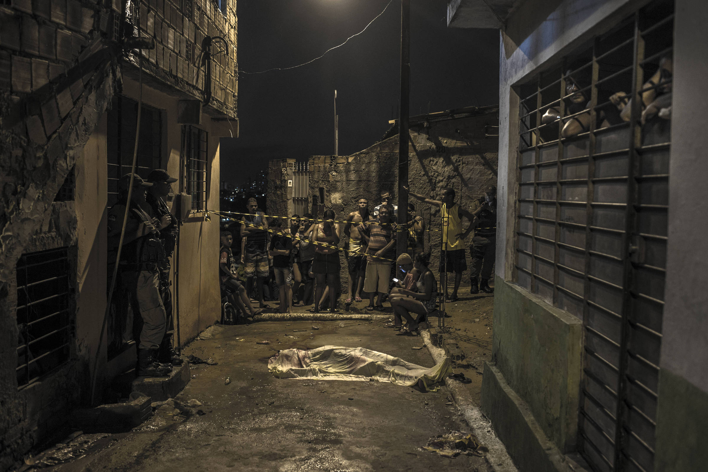 Corpo coberto, observado por moradores do bairro de Macaxeira, é de Gleibison Rodrigues, 28, morto com três facadas e tiros, em abril do ano passado - Danilo Verpa - 8.abr.2017/Folhapress