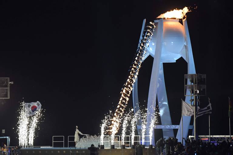 Aplaudidas de pé, Coreias desfilam juntas nos Jogos Olímpicos de Inverno