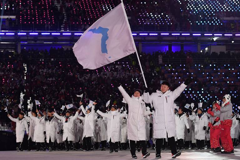 As delegações das Coreias do Norte e do Sul desfilam em conjunto na cerimônia de abertura da Olimpíada de inverno de PyeongChang-2018