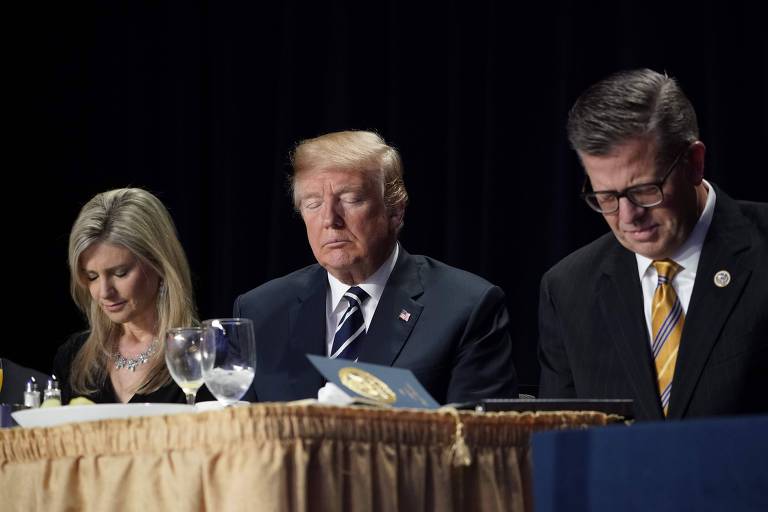 Donald Trump durante uma prece em café da manhã com lideranças evangélicas 