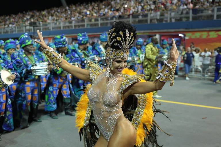 Madrinha de bateria  frente dos ritmistas da Peruche