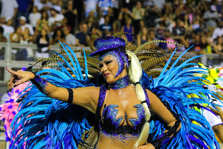Ellen Rocche desfila na Rosas de Ouro