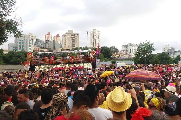 Bloco Ento, Brilha no centro de Belo Horizonte, que desfila tradicionalmente nas primeiras horas do sbado de Carnaval