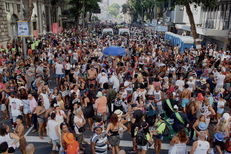 Folies durante o tradicional Cordo da Bola Preta, que comemora 100 anos, no Rio