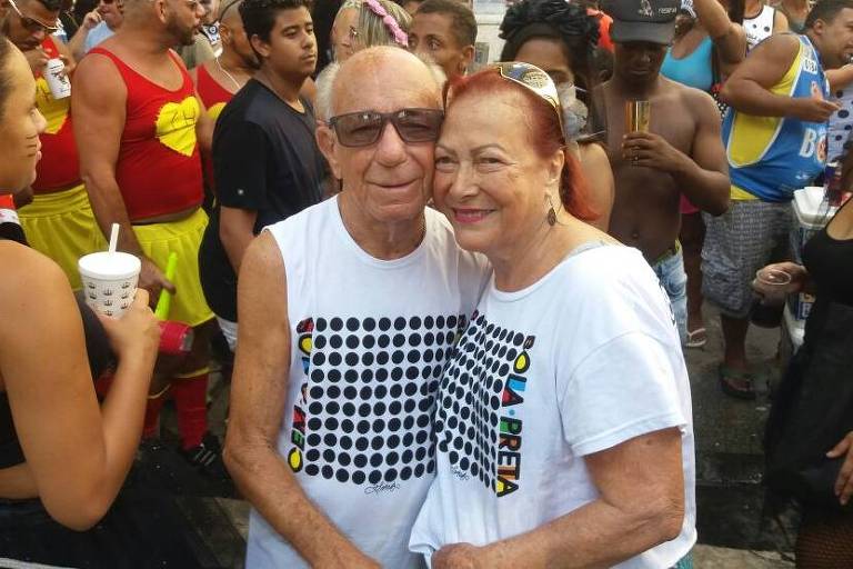 Casal aposentados Jos Jlio, 85, e Neyde Costa, 85, casados h cinco anos, prestigiam do cortejo do Cordo da Bola Preta, no Rio