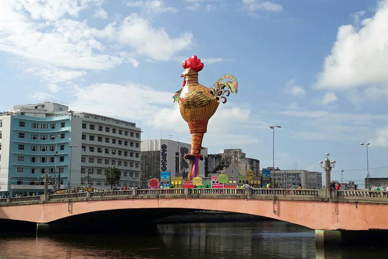 O Galo da Madrugada na Ponte Duarte Coelho, no centro do Recife