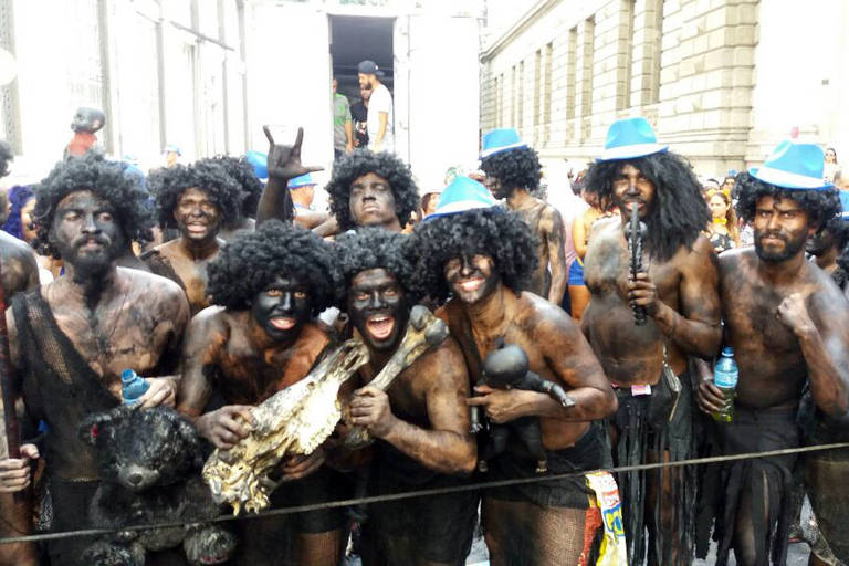 Amigos fazem sucesso fantasiados de homens das cavernas no Bola Preta.