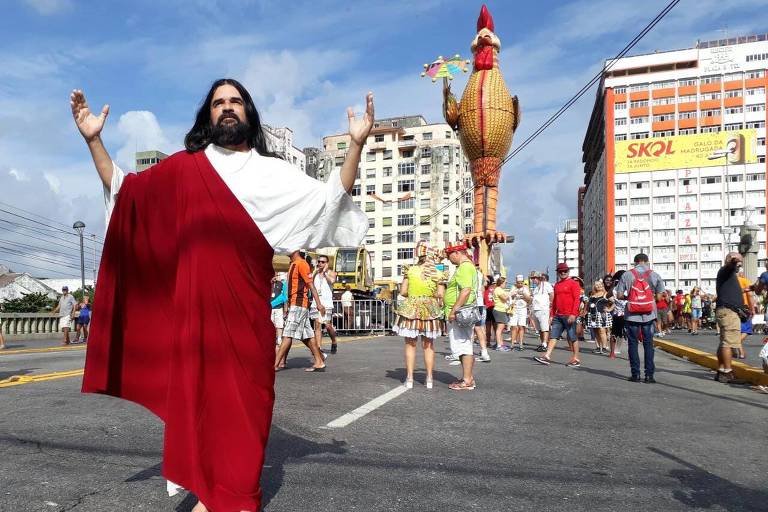 H dez anos, o artista plstico Silva se fantasia de Jesus e curte o Carnaval pernambucano.