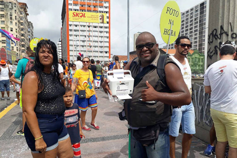 O trabalhador informal Marcelo Paixo, 38, tira fotos e imprime as imagens em minutos nas ruas do Recife.