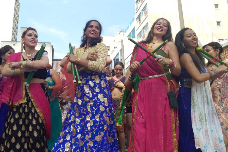 Folis no bloco Bollywood, que desfilou na rua Augusta, centro de SP