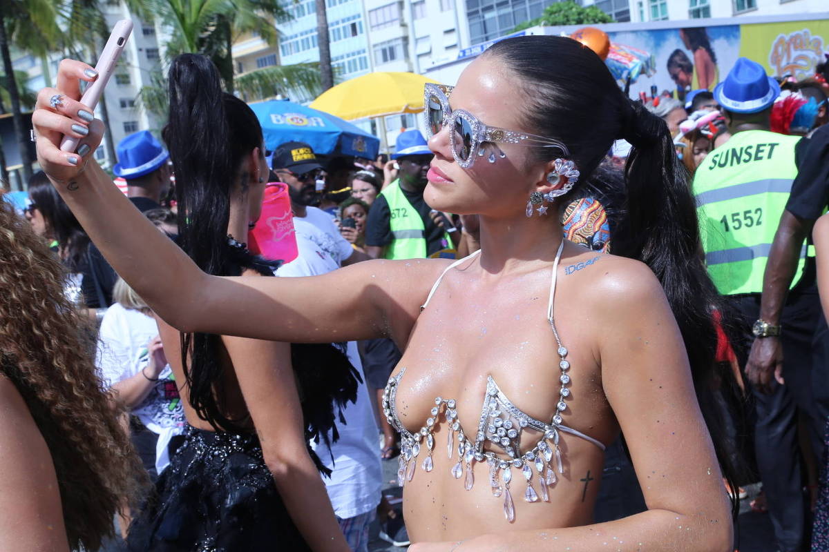 F5 - Celebridades - Carnaval 2018 - Bruna Marquezine usa sutiã ousado para  desfilar em bloco no Rio - 10/02/2018