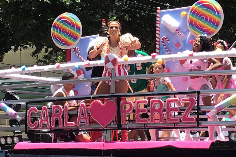 Carla Perez puxa pipoca infantil com a dupla Patati e Patat em Salvador.