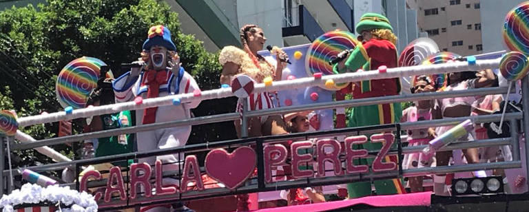 Carla Perez puxa pipoca infantil com a dupla Patati e Patat em Salvador.