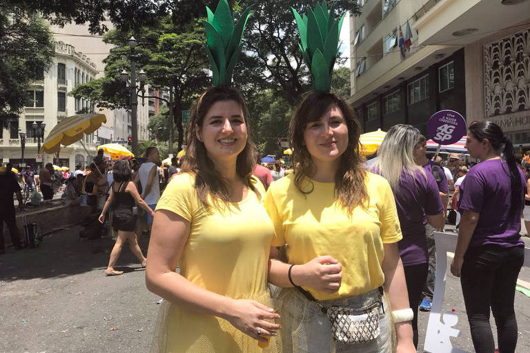 Raquel (30) e Luisa Zandon (31) vestidas de abacaxi no bloco Tarado Ni Voc.