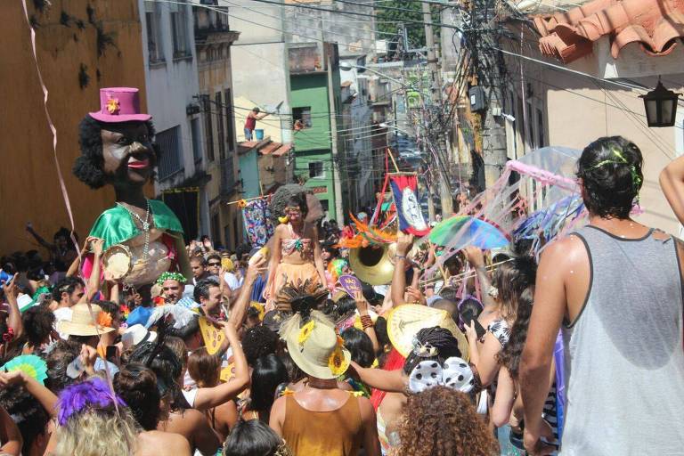 Cordo do Prata Preta percorre as ladeiras da zona porturia do Rio