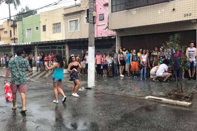 Folies se abrigam da chuva no Bloco Ritaleena, no Ipiranga, em So Paulo