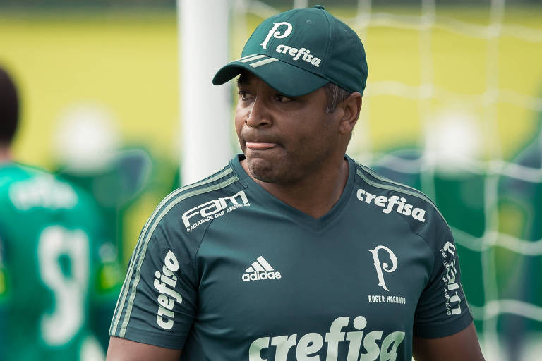 O técnico Roger Machado observa treino do Palmeiras no centro de treinamento do clube
