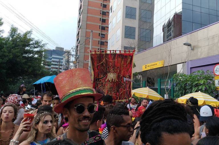 Bloco Bastardocomea a desfilar pela rua dos Pinheiros