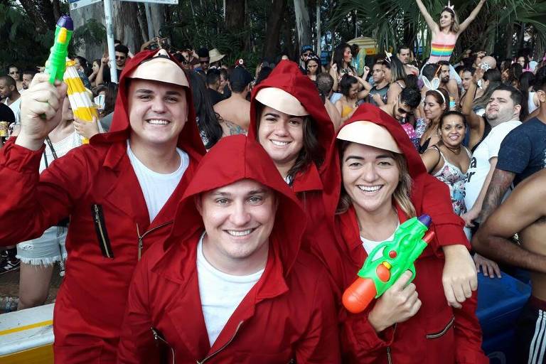 Os amigos Victor Maia, 24, Thiago Sales, 32, Isabel marques, 27 e Erivania Carvalho,35, com fantasias inspiradas na srie de TV "La Casa de Papel"