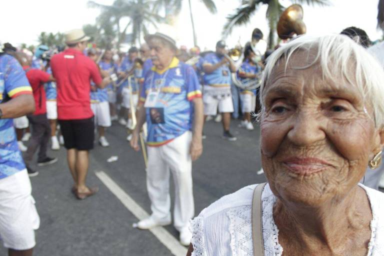 Nair Almerinda, 89, no desfile da Banda de Ipanema, no Rio