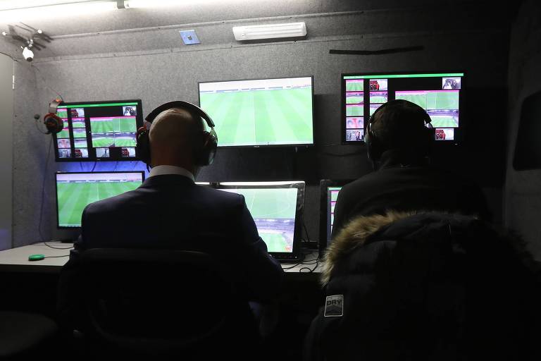 Árbitros de vídeo em jogo entre Nice e Monaco pela Copa da Liga Francesa, em janeiro de 2018