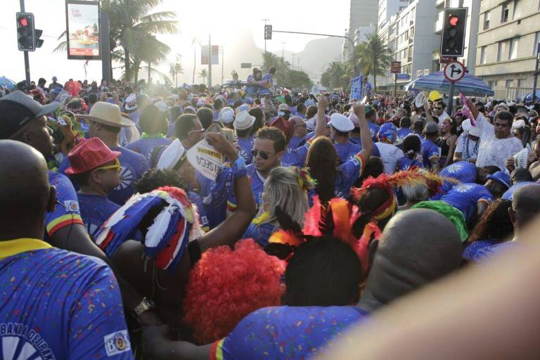 Banda de Ipanema toma parte da avenida Vieira Souto, em frente  praia de Ipanema