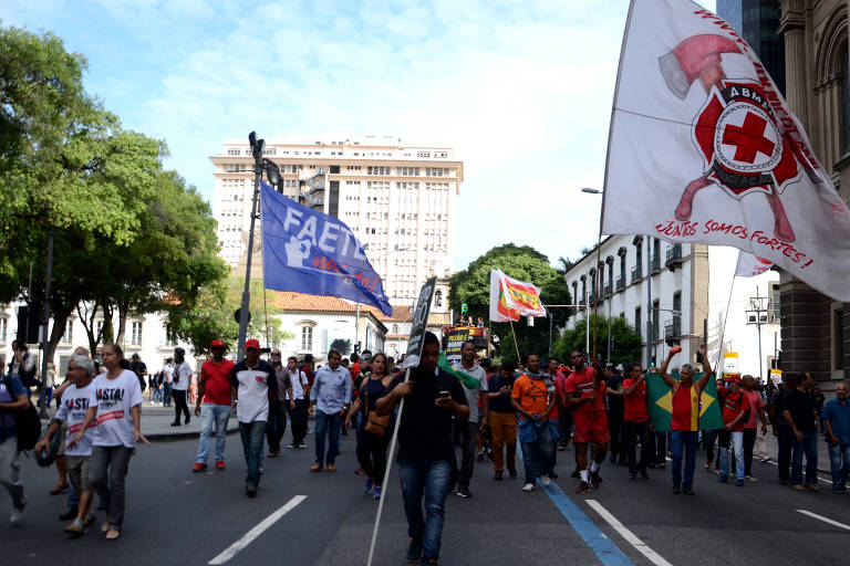 Servidores do estado do Rio de Janeiro durante ato em frente à Alerj pela falta de pagamento de salários atrasados.