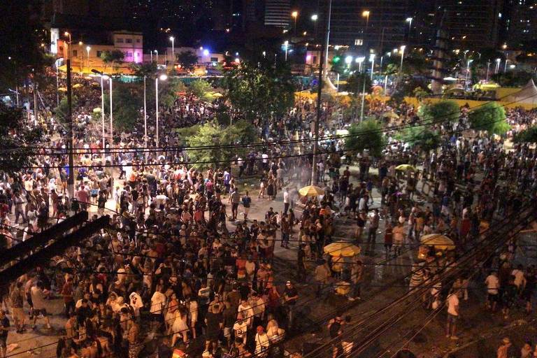 Folies lotam o largo da Batata, na regio de Pinheiros, zona oeste de So Paulo, aps passagens de blocos