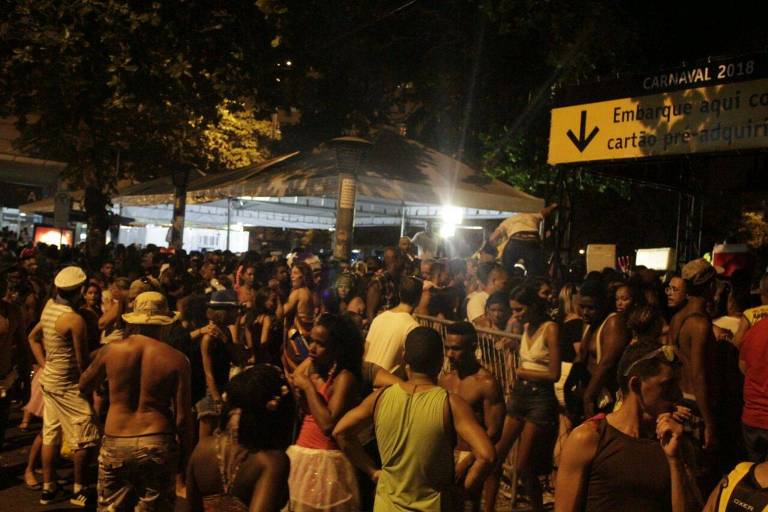 Fila em frente ao metr General Osrio, em Ipanema, aps passagem de bloco