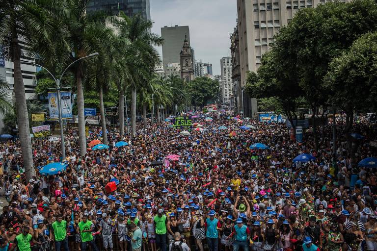 Imagem colorida mostra multidão de foliões nas ruas do centro do Rio durante o Bloco do Cordão da Bola Preta.