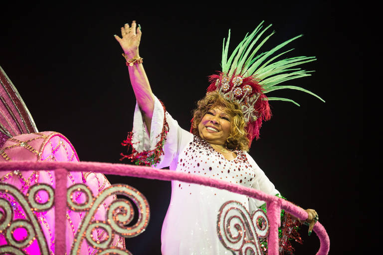 A cantora Alcione em carro da Mocidade Alegre 