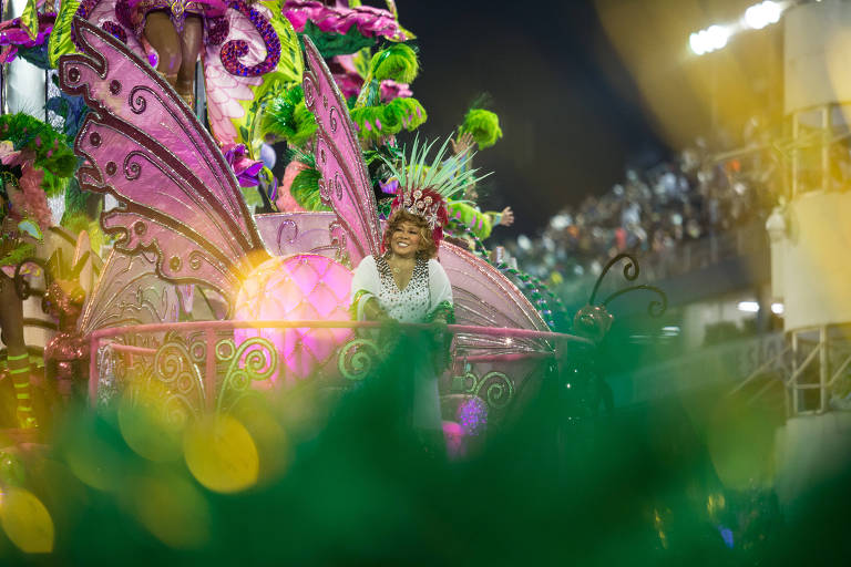 A cantora Alcione no desfile da Mocidade Alegre