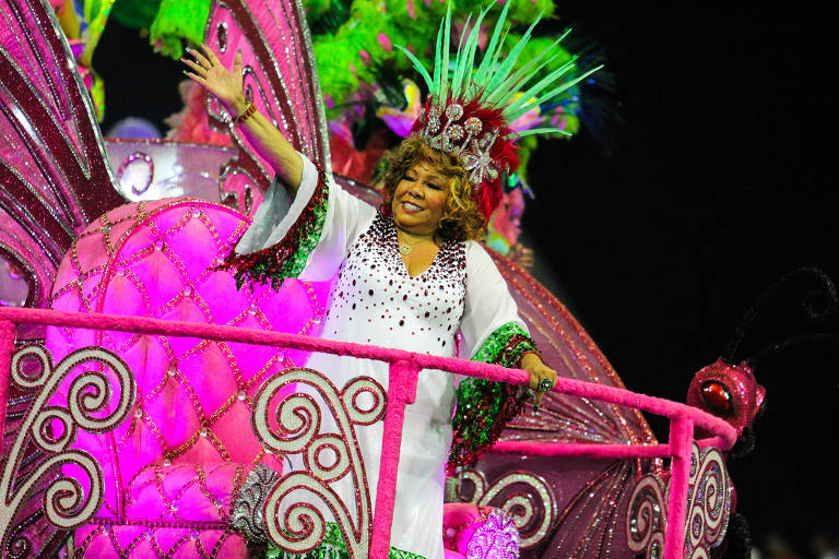 A cantora Alcione, homenageada no desfile da escola de samba Mocidade Alegre