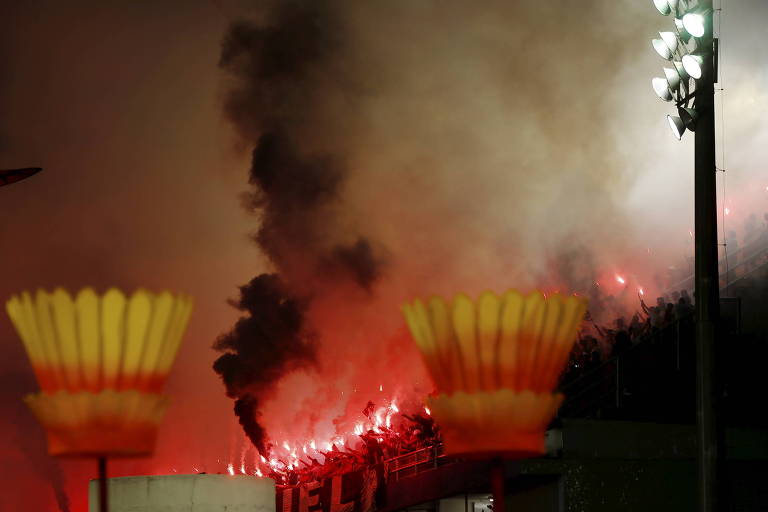 Torcida usa sinalizadores durante passagem da Gavies da Fiel no Anhembi