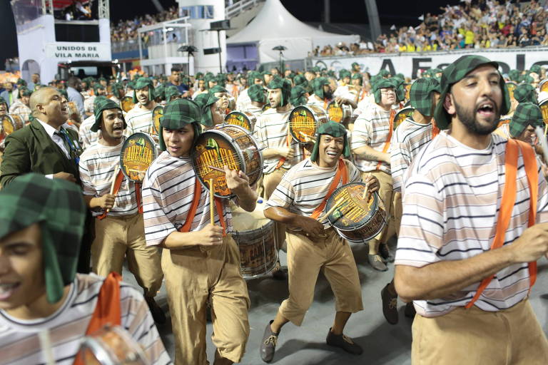 Ritmistas de Vila Maria caem no samba vestidos de Chaves