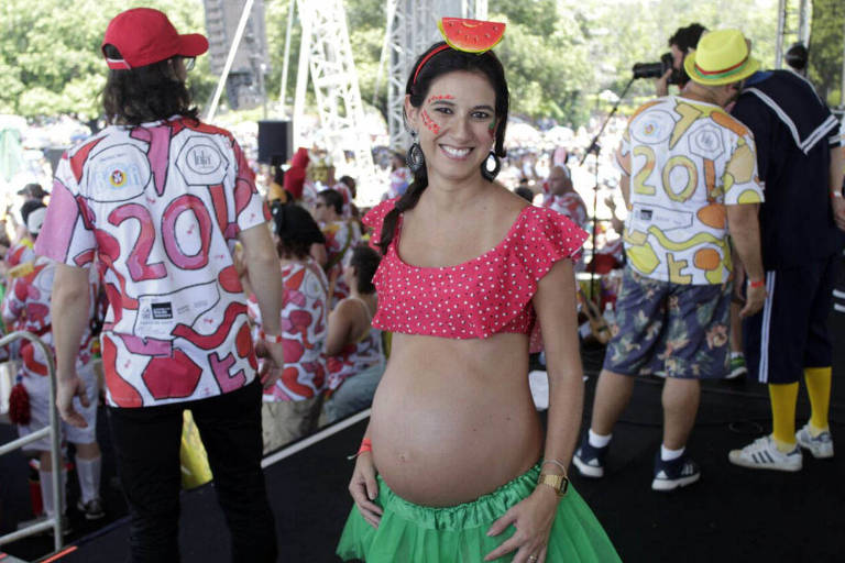 A empresria Luciane Conde, 35, grvida de sete meses, em bloco no Rio