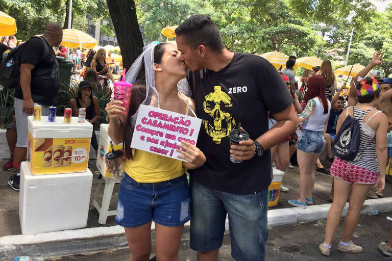 Priscila Moura e Flvio Souza vieram vender copos estilizados para arrecadar dinheiro para o casamento no Domingo Ela No Vai.