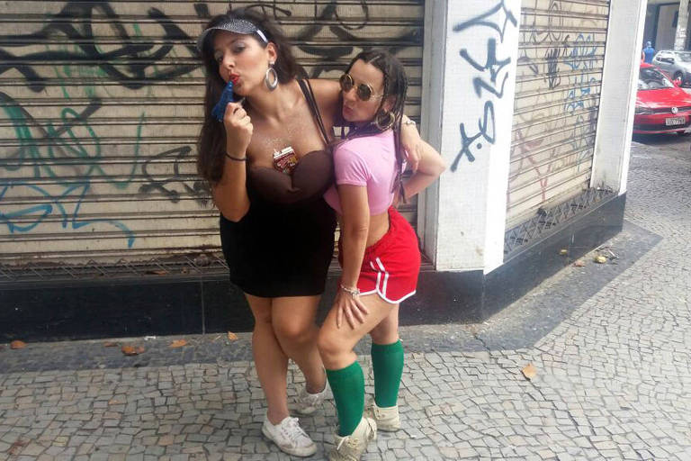 As amigas Tatiana Guimares, 30, e Mariana Ribeiro, 31, fizeram sucesso com as fantasias de Anitta e Jojo Todynho em Belo Horizonte.