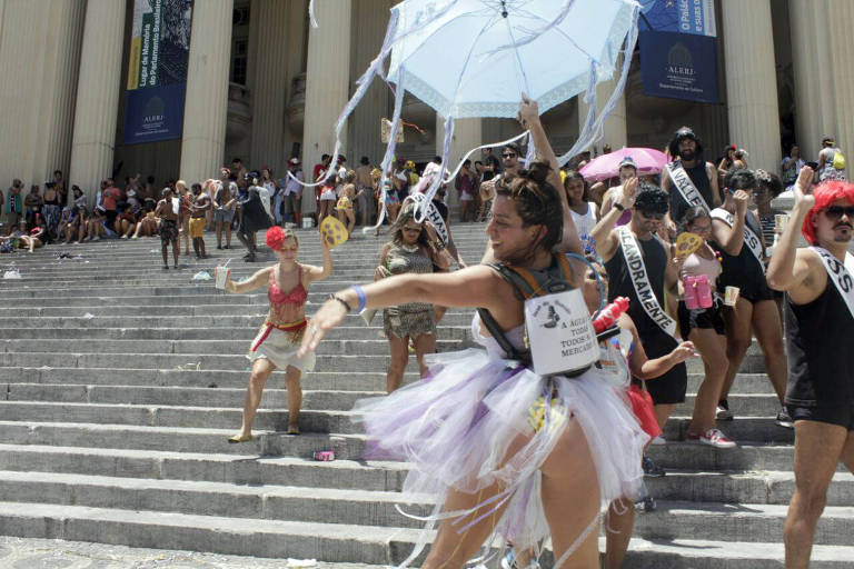 Brbara de Paula, 29, danava animada em frente s escadarias da Assembleia Legislativa do Rio, no Centro.