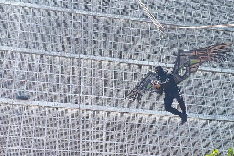 Homem-Aranha no bloco Enquanto Isso na Sala da Justia.