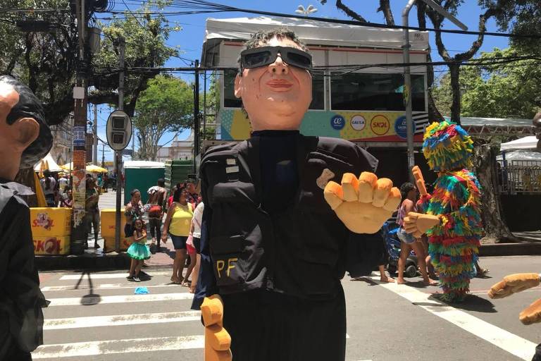 Boneco gigante do 'Japons da Federal' desfila no Bloco dos Mamulengos.