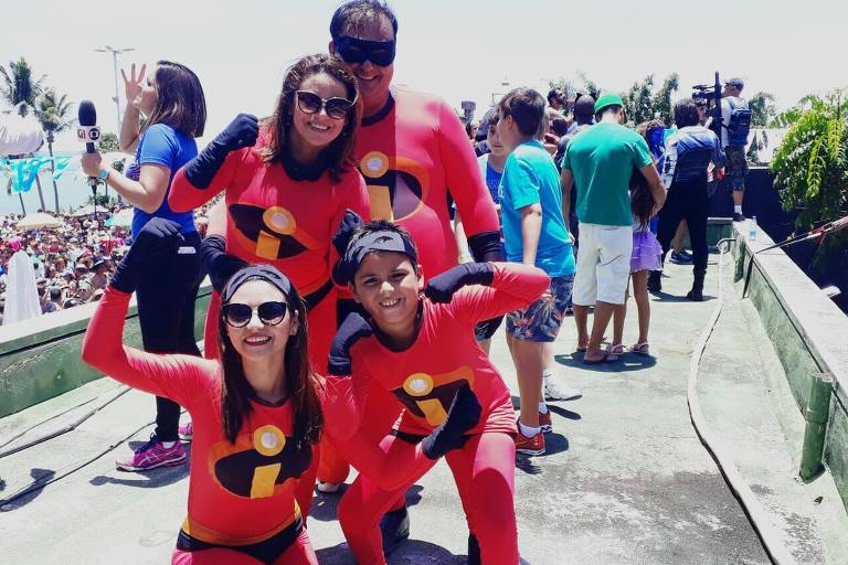 Famlia cearense se inspira em 'Os Incrveis' no Carnaval pernambucano.