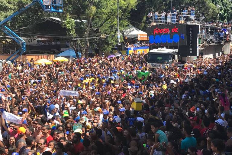 O cantor e compositor Saulo Fernandes passou pelo Campo Grande vestido com uma mortalha azul. 