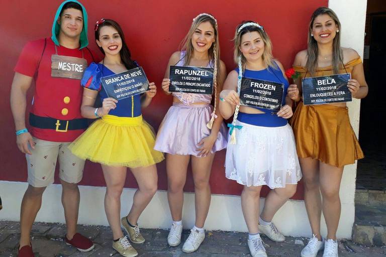 Folionas fantasiadas de princesas no Carnaval de Olinda (PE)