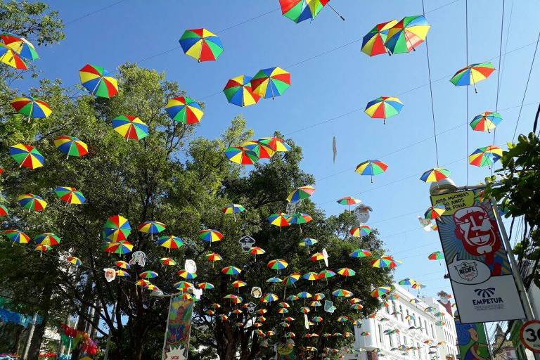 Preparativos para o corredor do frevo na rua da Moeda em Recife (PE)