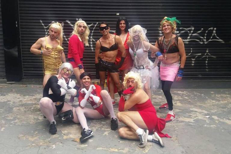 Grupo de folies fantasiados de Madonna e Power Rangers em Belo Horizonte