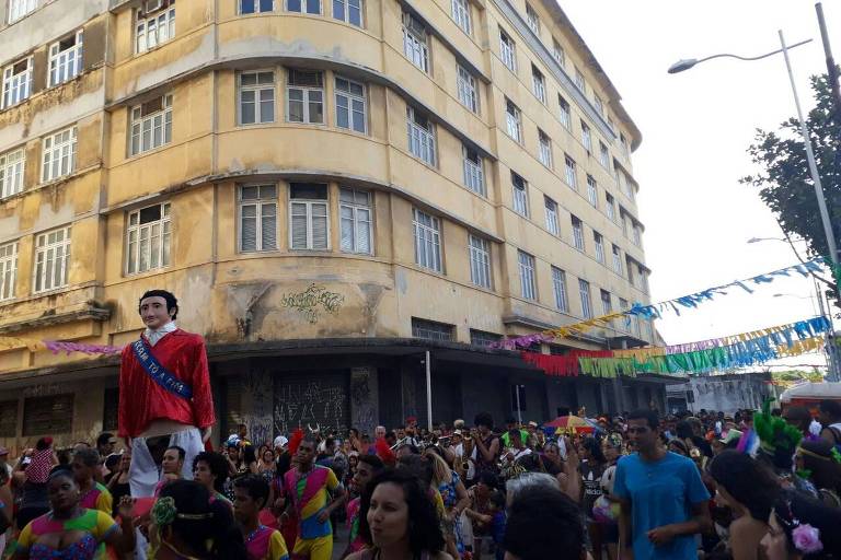 Sessenta msicos animam corredor do frevo no Recife Antigo