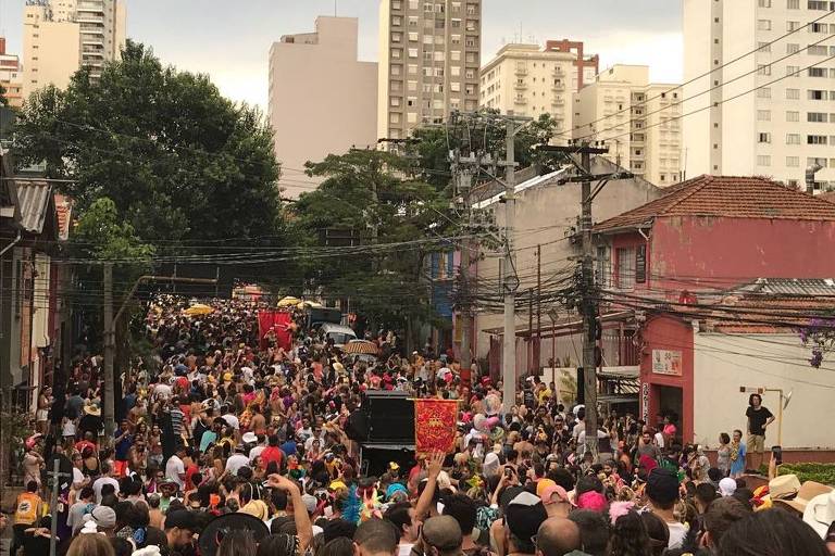 Folies na rua Joo Moura aps trmino do bloco Bastardo