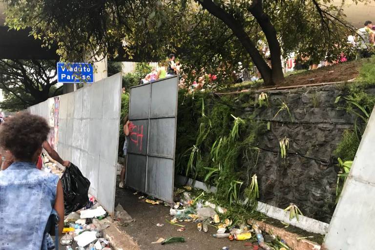 Banheiro improvisado com placas metlicas na avenida 23 de Maio