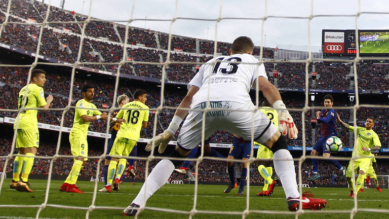 Messi chuta a bola ao gol durante partida em que Barcelona e Getafe empataram em 0 a 0 pelo Espanhol